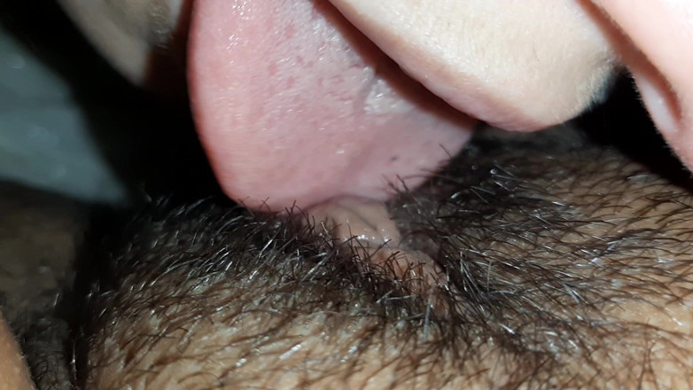 Lesbian-illusion: Lesbiană păroasă mănâncă pizdă de aproape