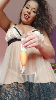 Espuleta seksi ithalattan aldığı yeni oyuncakları deniyor