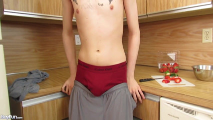 Boyfun: Le jumelle Avery se fait caresser dans la cuisine