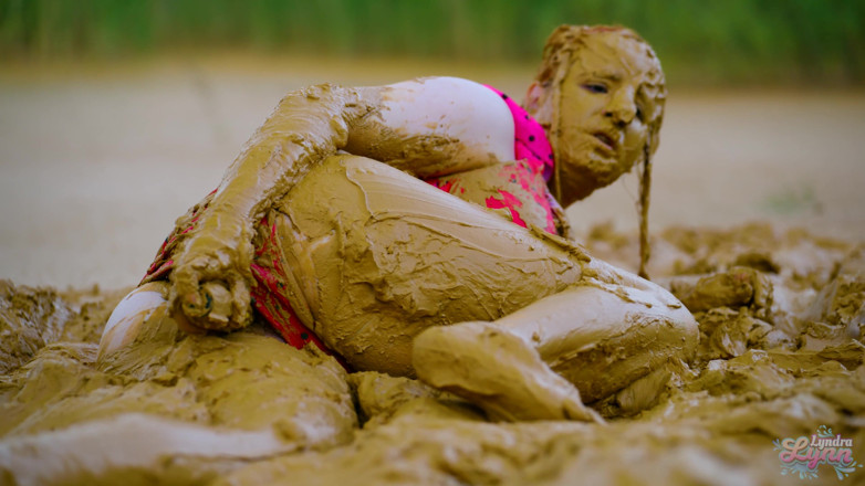 Lyndra Lynn: Orgasme dans un lac de boue