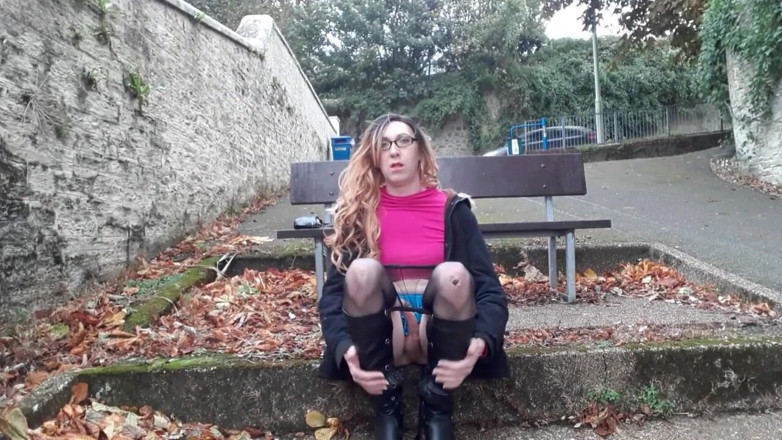 The Midnight Minx: Crossdresser ngoài trời khoe hàng và sục cu