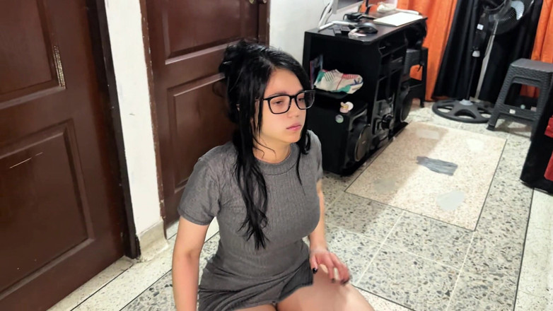 Crisanto999: 私の若くて美しい義理のいとこが到着し、彼女が何をしなければならないかをすでに知っています