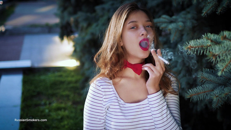 Russian Smokers: Ragazza russa sensuale che fuma una sigaretta da onde