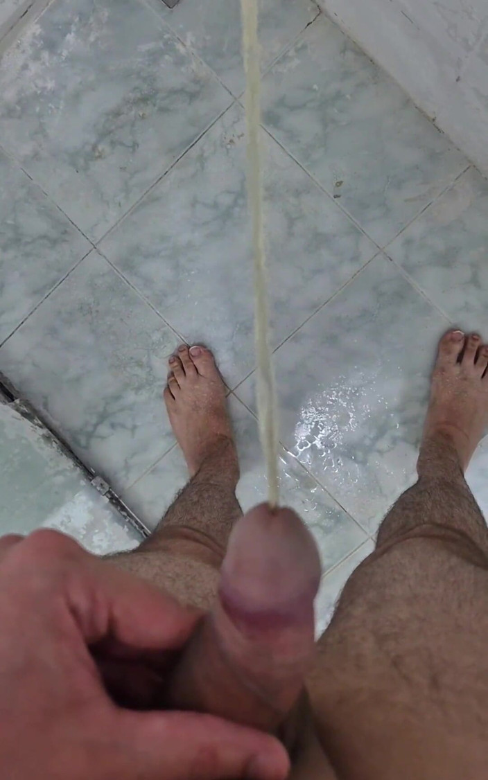 Lkdick8: अकेले शॉवर में मूतना
