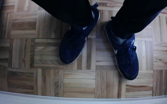 Sneakers Gay Graz: Collega gefilmd onder het bureau