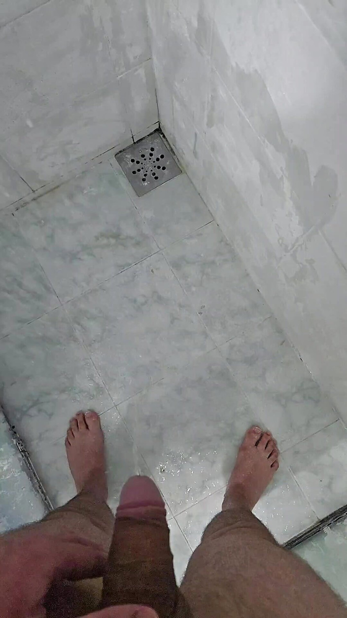 Lkdick8: Xixi no chuveiro 1