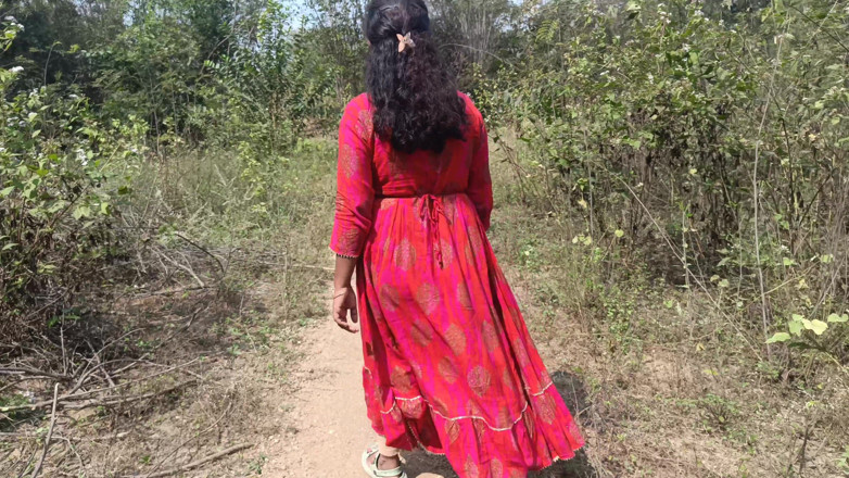 Magilmathi: Chatte crémeuse sexy dans la nature au côté de la...