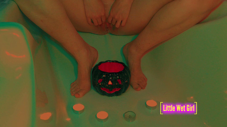 Little Wet Girl: Gioca a pisciare nella zucca e nelle candele ad Halloween