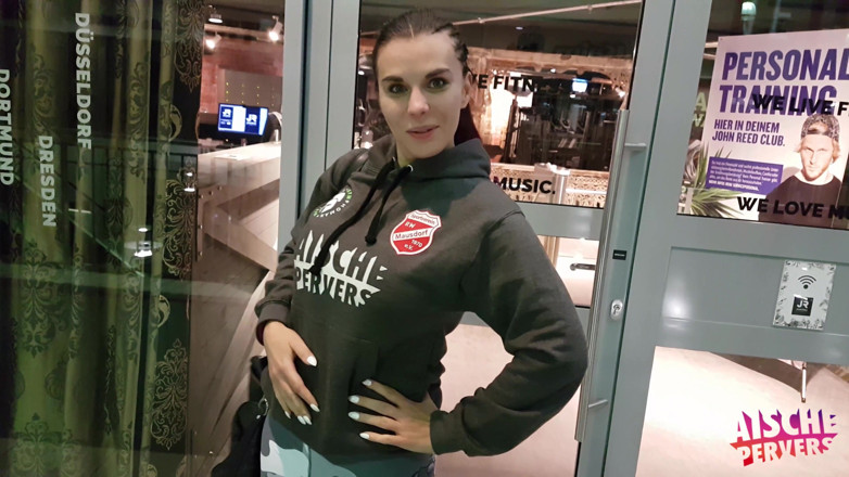 Aische Pervers: Foxy tedesca si fa trapanare la figa in un centro...