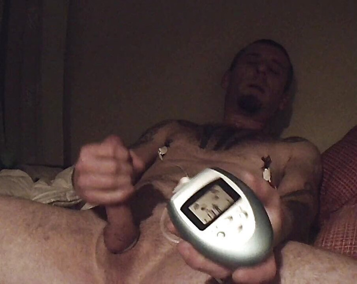 Finger82: Masturbace a elektroshoking bradavek