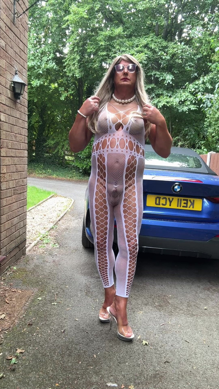 Kellycd2022: Si seksi crossdresser kellycd2022 dengan stoking fishnet putih dan sepatu...