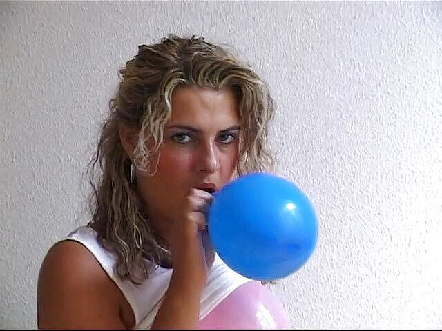 Lucky Cooch: Awek blonde yang bertetek besar suka bermain dengan belon