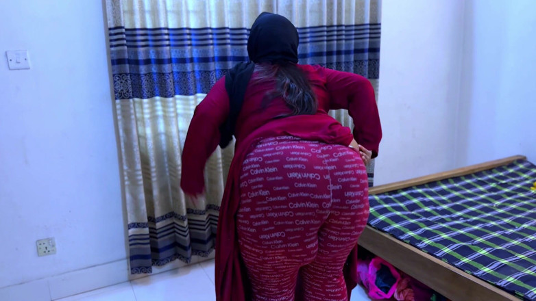 Aria Mia: Arabe, beau cul énorme et gros nichons, une belle-mère sexy squirte...