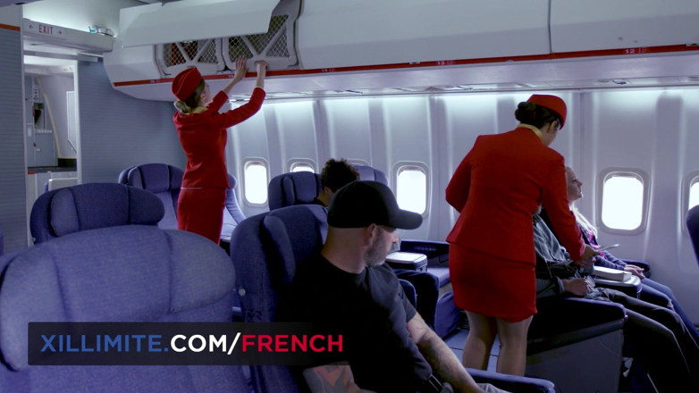 French girls at work: Поки пасажири на рейсі відпочивають