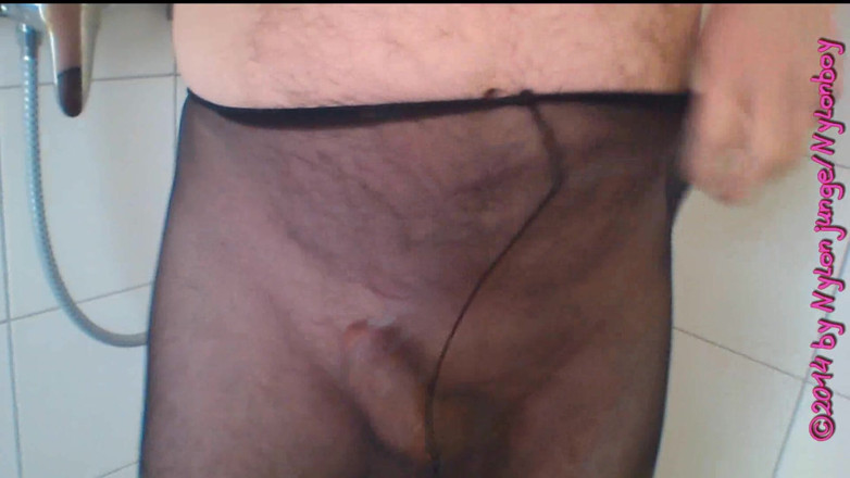 Carmen_Nylonjunge: Fare pipì in collant neri ** NS fetish **
