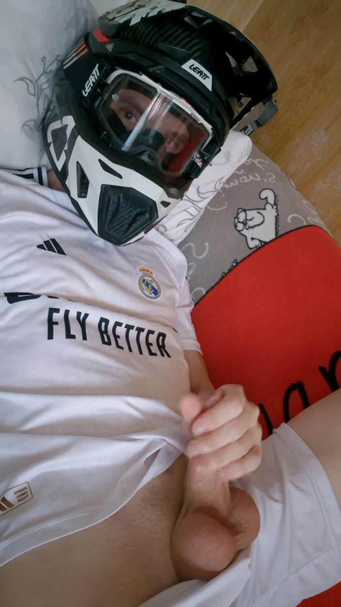 Sneakersmax98: Il ragazzo indossa un'uniforme da calcio e mi sborra mattutina