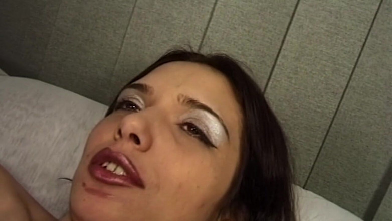 Bangora MILFs: MiLF arrapata fa un deepthroat ad un enorme dildo e...