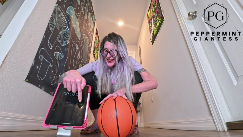 Peppermint Giantess: 6'7 키가 큰 여신 한 손으로 농구 홀드 도전이 거대한 손이 얼마나 지배 할 수 있습니까?