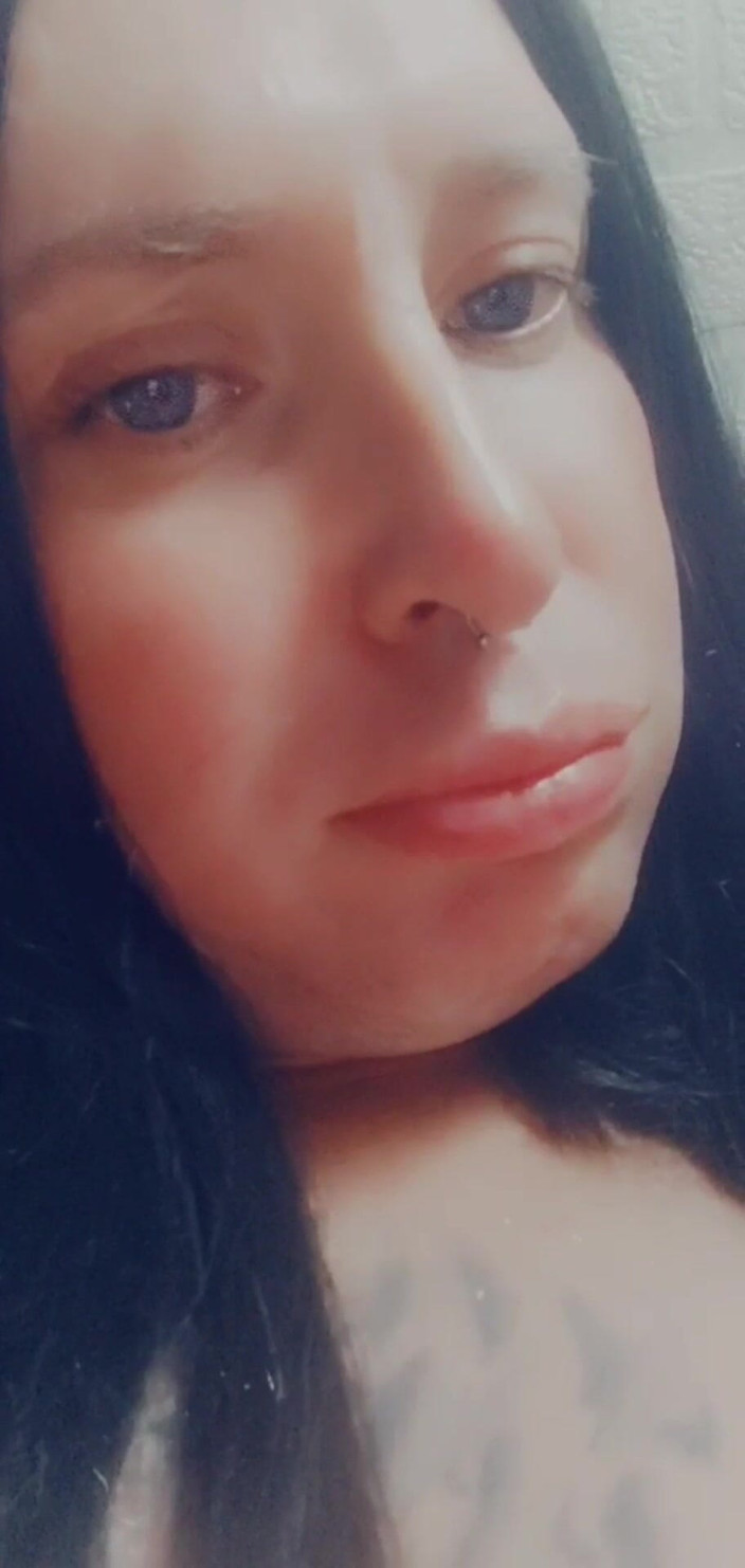 Bonnie Phoenix: Bonnie masturbuje się i kończy słodko, degustując spermę