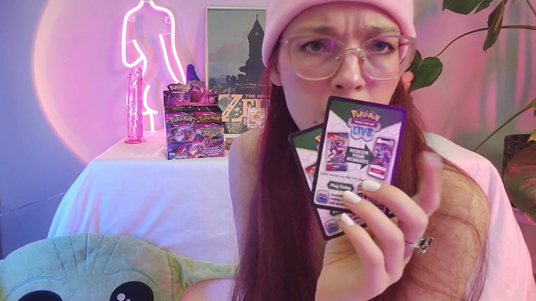 petitesubkitten: Borsten en spelkaart trekken topless