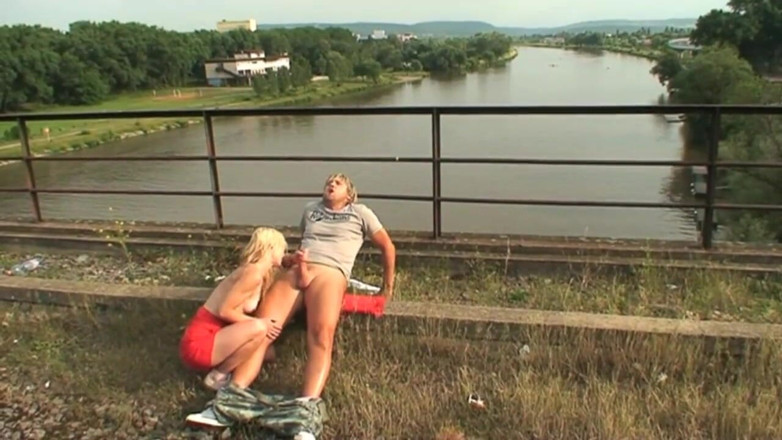 Out Sexxx: Une blonde sexy se fait à peine baiser dans la nature !