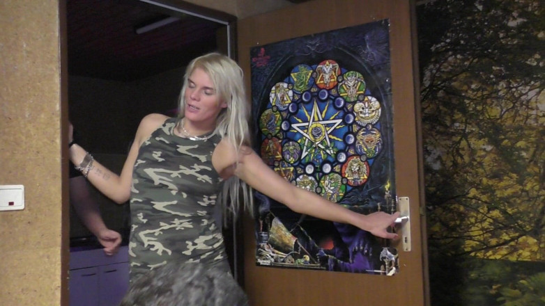 Hotties: Une brune se fait baiser pendant une soirée de sexe...