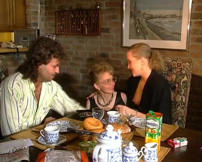German amateur couples: Две сногсшибаительные немецкие телочки делят загруженный член на кухонном столе