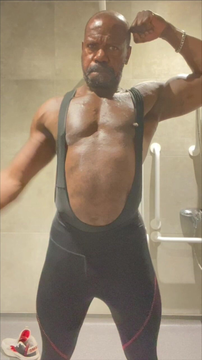 Black mature kinky muscle: Сексуальные выгибательные сцены после тренировки