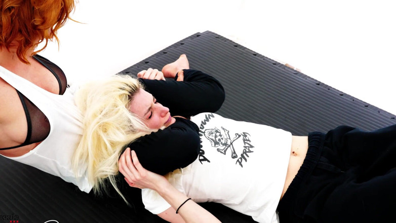 Defeated Sex Fight: Meryl vs Juni - Rödhårig vs blondie i extrem aggressiv kamp