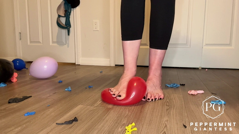 Peppermint Giantess: ¿Va a reventar? Pies de giganta vs globos descalzas, sandalias,...