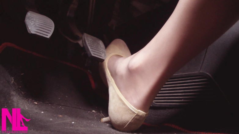 Nyllady: Conduire vite dans des pompes Beige sur le chemin de...