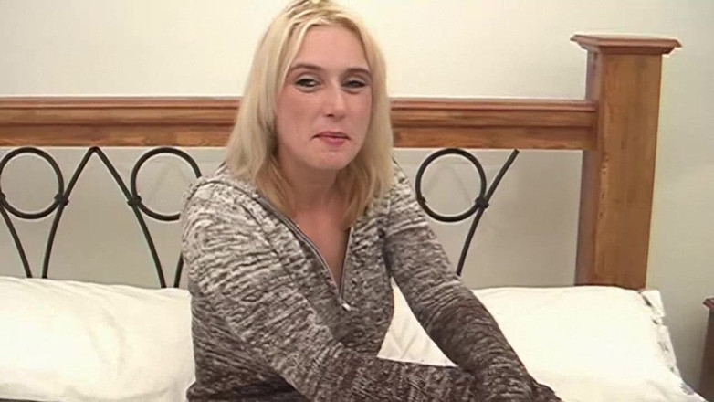 RETROXXX: Śliczna blondynka daje loda