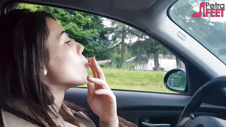 Smokin Fetish: ペトラは車の中でシガレテを吸うのが大好きです