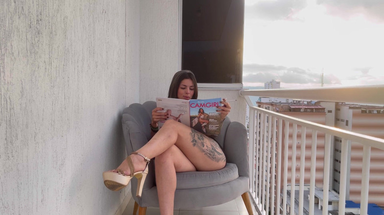 SoyMarce: Anitta Miller fumando y masturbándose en un balcones