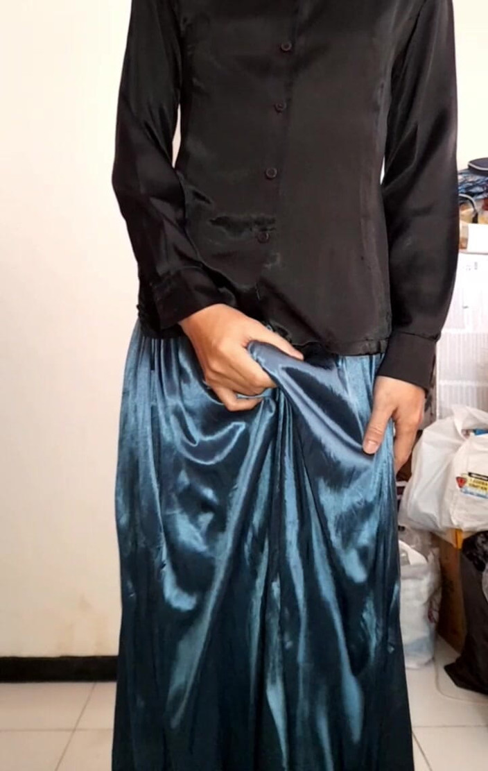 Naomisinka: Un travesti jouit dans un chemisier en soie en satin...