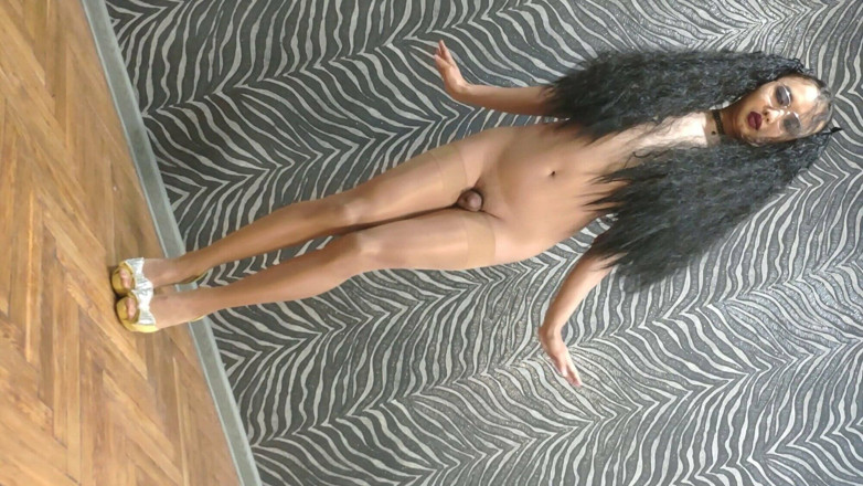 Ponny Letany: seksi bahin tattoo apne nagn sharir aur oonchi eri ke...