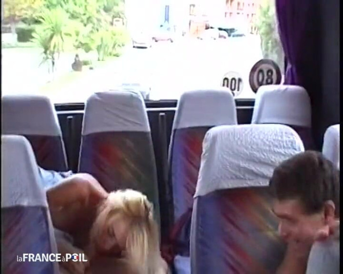Rue Chaude: Une dans un bus en plein milieu d’un voyage en...