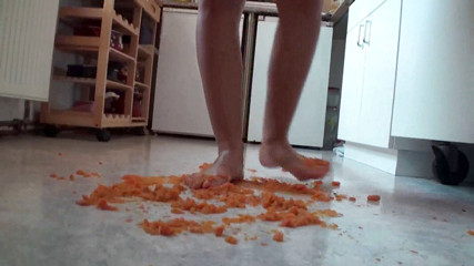 Foot Girls: 台所で食べ物を踏みつける接写