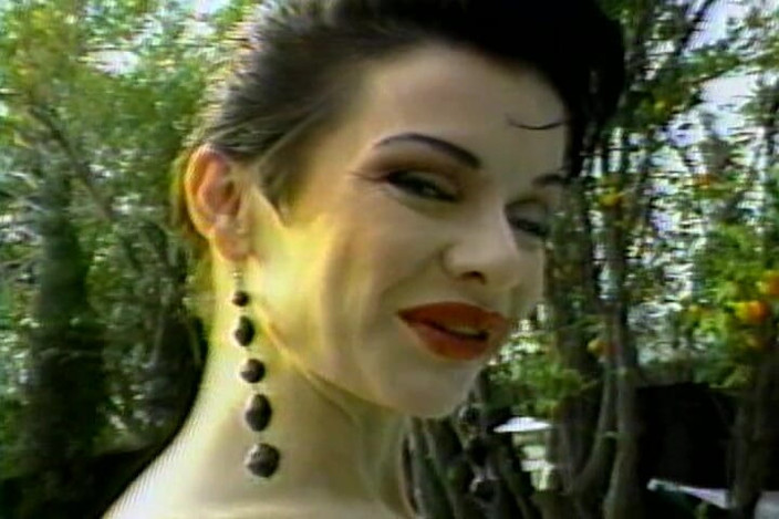 Vintage Babes: Вона приголомшлива вінтажна красуня в бікіні, яка любить їсти сперму