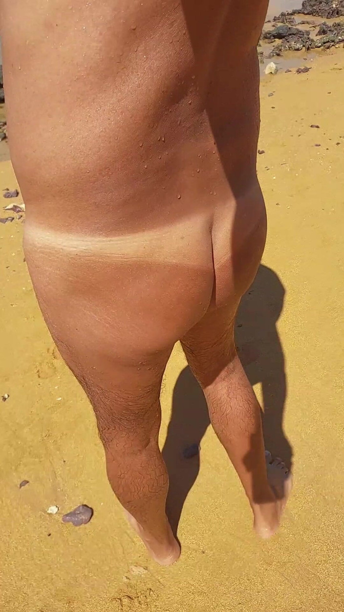 Ladysilvas: Ladysilva chodzenie nago na plaży pokazując jej opalony tyłek z...