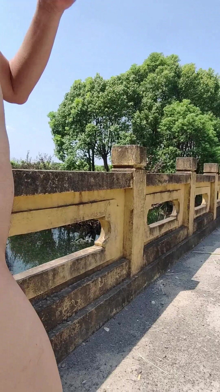 ChineseBisexual: 裸体骑自行车