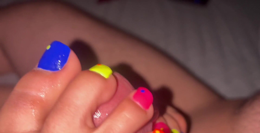 Latina mala: Le sexy carine dita dei piedi neon prendono in giro...