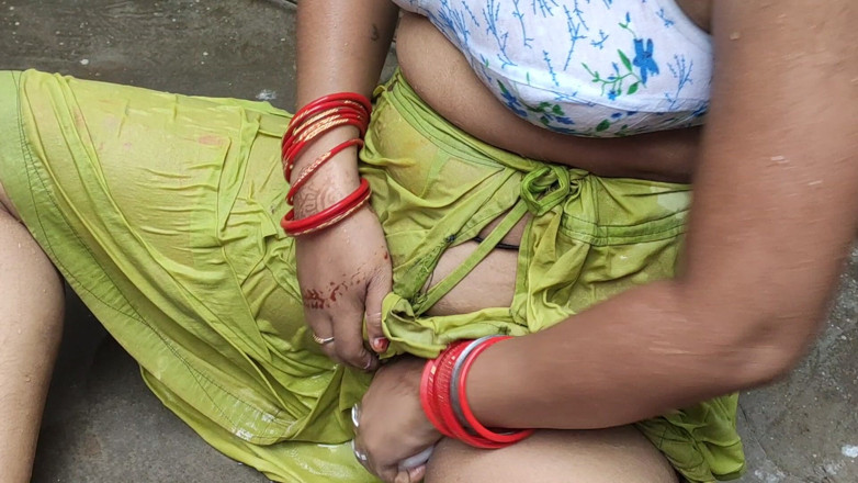 Anita yadav: Une femme au foyer indienne se baigne dehors
