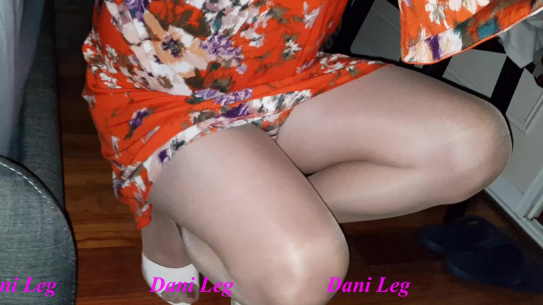 Dani Leg: tan 팬티 스타킹과 화이트 하이힐을 신은 Dani_leg