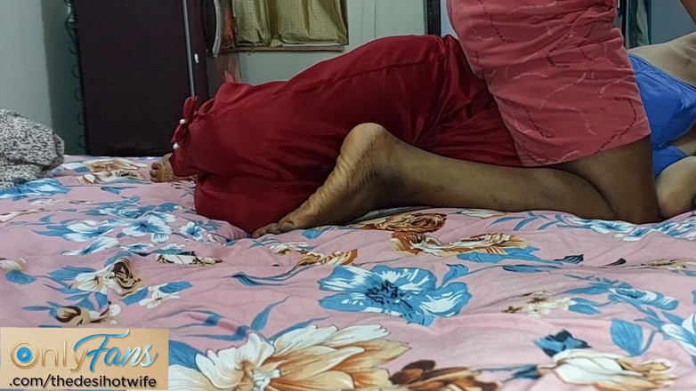 TheaDesiHotwife: 继兄弟玩弄我的胸部并在上面内射