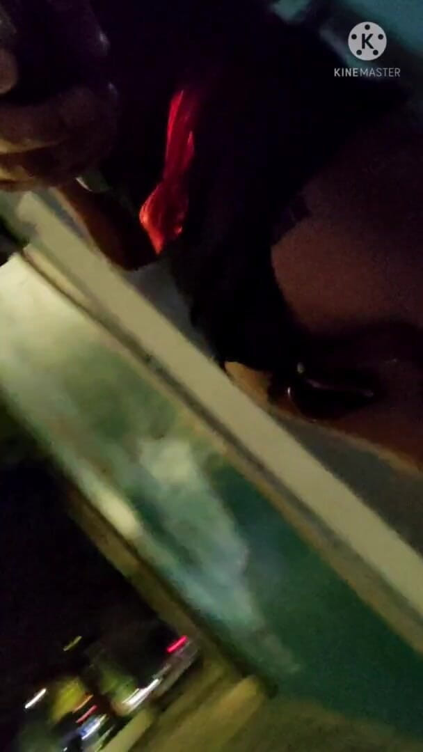 Traviezisha: Sissy travestito cammina all'aperto con un Enorme dildo dentro il...