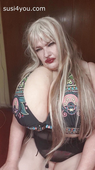 Susi4you: Susi in schwarzen stiefeln neckt und fickt mit spielzeug