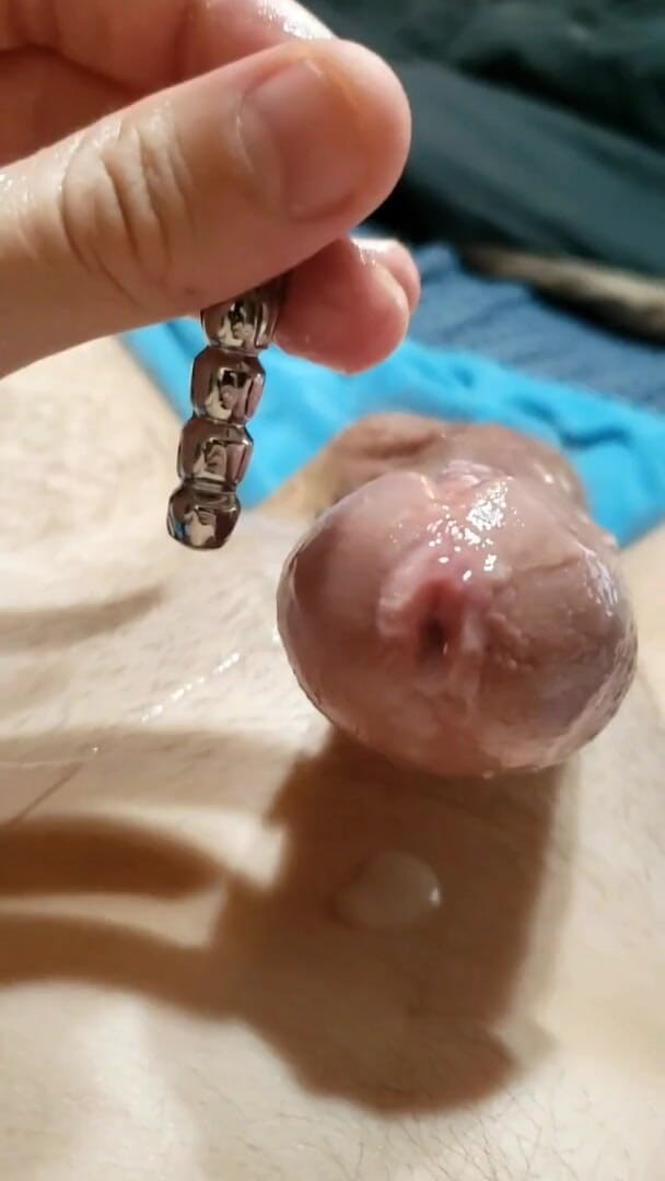 UrethralSound: Abspritzen durch hohlen penisplug