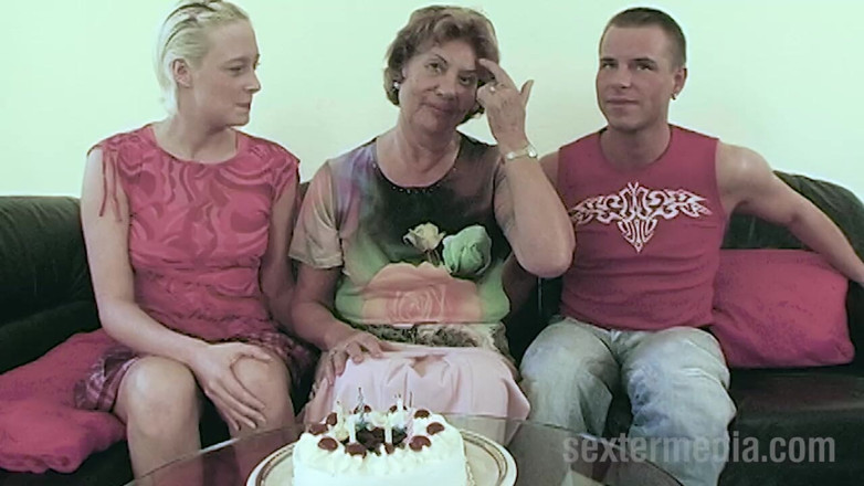 Sextermedia by Pete: Nenek tua dientot di seks threesome jerman