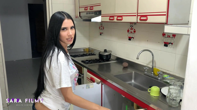 Sara films: Un plombier excité montre son énorme cul